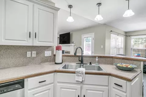 Kitchen - 33 Oak Brook Dr, Cabot, AR 72023 photo 9 of 9