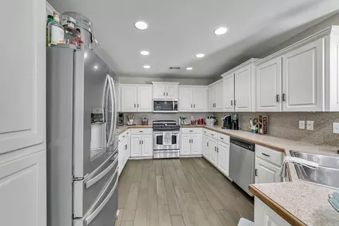 Kitchen - 33 Oak Brook Dr, Cabot, AR 72023 photo 4 of 9