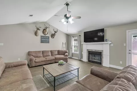 Living - 33 Oak Brook Dr, Cabot, AR 72023 photo 4 of 4
