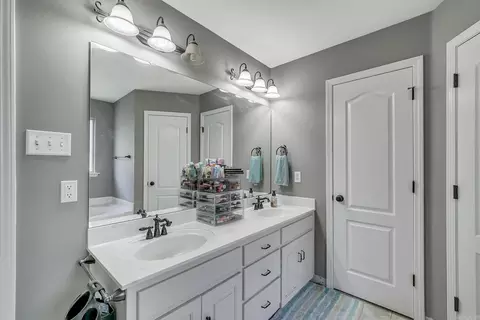 Bath - 33 Oak Brook Dr, Cabot, AR 72023 photo 3 of 5