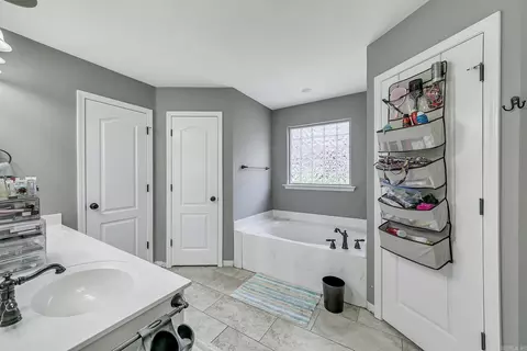 Bath - 33 Oak Brook Dr, Cabot, AR 72023 photo 1 of 5