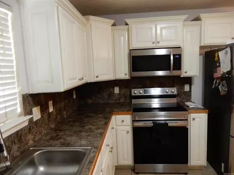 Kitchen - 83 Willow Lk, Ward, AR 72176 photo 3 of 4