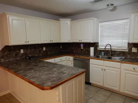 Kitchen - 83 Willow Lk, Ward, AR 72176 photo 2 of 4