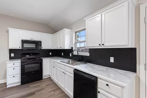 Kitchen - 4 Bishop Ln, Conway, AR 72032 photo 2 of 6