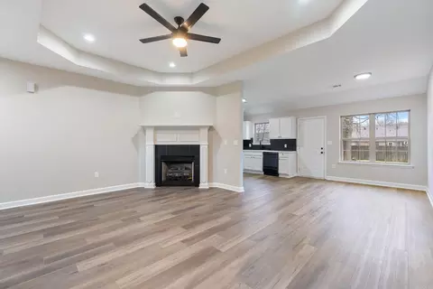 Living - 4 Bishop Ln, Conway, AR 72032 photo 6 of 9