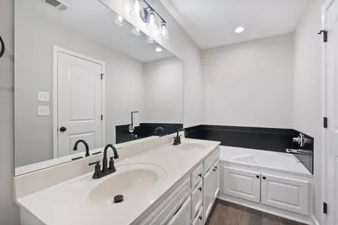 Bath - 4 Bishop Ln, Conway, AR 72032 photo 5 of 6