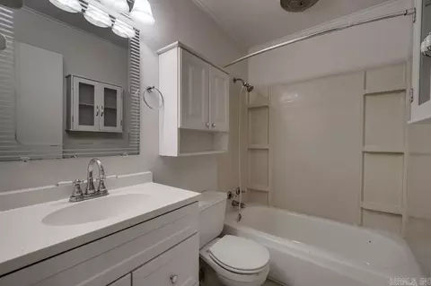 Bath - 1908 W Lakeview, Benton, AR 72015 photo 2 of 2