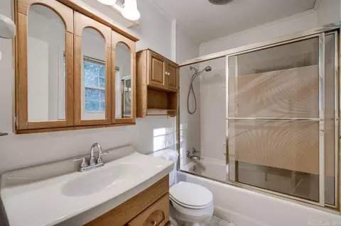 Bath - 1908 W Lakeview, Benton, AR 72015 photo 1 of 2