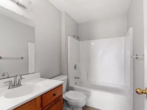 Bath - 2016 U St, Benton, AR 72015 photo 1 of 2