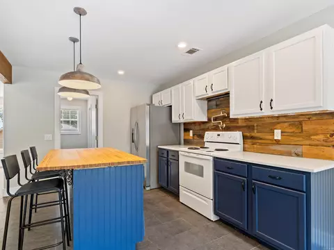 Kitchen - 2016 U St, Benton, AR 72015 photo 2 of 5