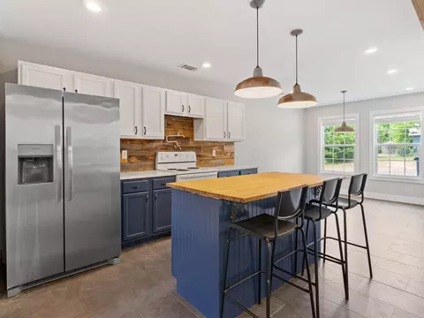 Kitchen - 2016 U St, Benton, AR 72015 photo 3 of 5