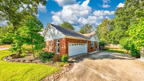 812 N Shackleford Rd, Little Rock, AR 72211