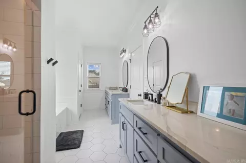 Bath - 4161 Hampton Dr, Benton, AR 72019 photo 1 of 3