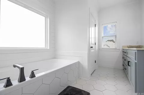 Bath - 4161 Hampton Dr, Benton, AR 72019 photo 2 of 3