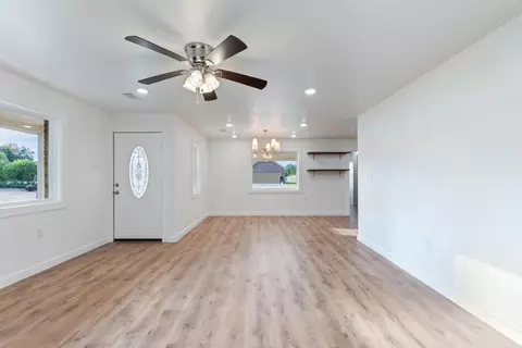 Living - 20 Lindsey Loop, Greenbrier, AR 72058 photo 4 of 8