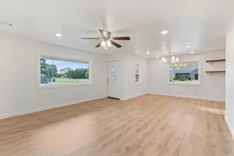 Living - 20 Lindsey Loop, Greenbrier, AR 72058 photo 3 of 8