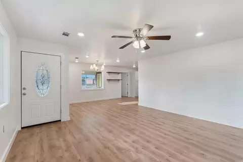 Living - 20 Lindsey Loop, Greenbrier, AR 72058 photo 6 of 8