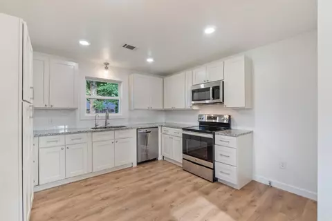 Kitchen - 20 Lindsey Loop, Greenbrier, AR 72058 photo 2 of 4