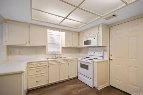 Kitchen - 15522 Vimy Ridge Rd, Alexander, AR 72002 photo 4 of 6
