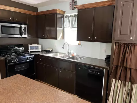 Kitchen - 5810 E And 5808 E Sardis Rd, Hensley, AR 72065 photo 6 of 7