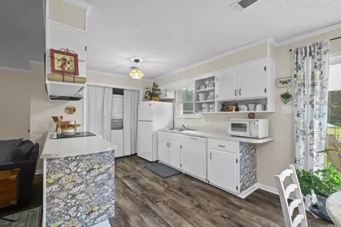 Kitchen - 6 Liberty Crk, Conway, AR 72032 photo 1 of 3