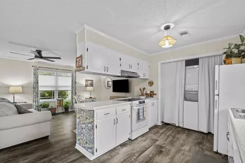 Kitchen - 6 Liberty Crk, Conway, AR 72032 photo 2 of 3