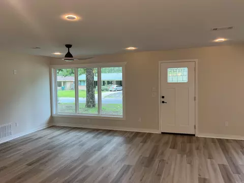 Living - 2913 Edgewood Dr, Pine Bluff, AR 71603 photo 4 of 4
