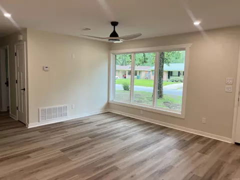 Living - 2913 Edgewood Dr, Pine Bluff, AR 71603 photo 3 of 4