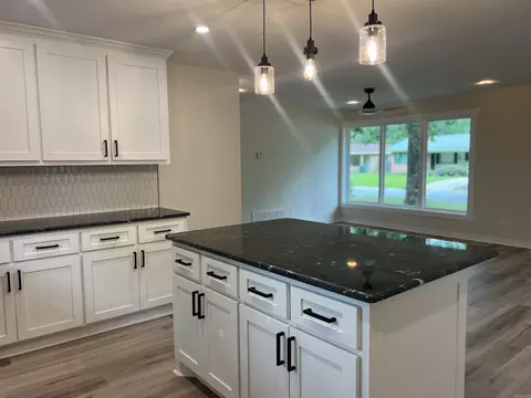Kitchen - 2913 Edgewood Dr, Pine Bluff, AR 71603 photo 3 of 4