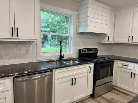 Kitchen - 2913 Edgewood Dr, Pine Bluff, AR 71603 photo 2 of 4
