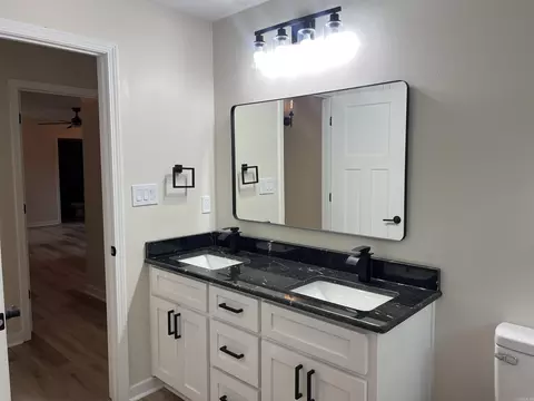 Bath - 2913 Edgewood Dr, Pine Bluff, AR 71603 photo 3 of 5