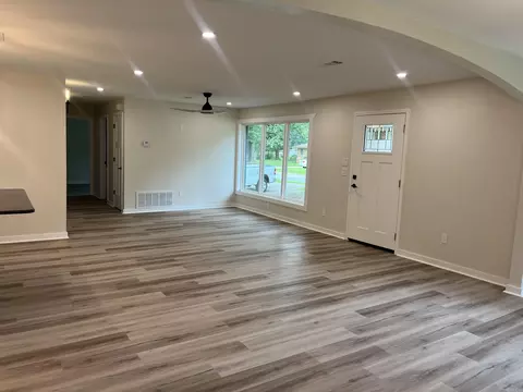 Living - 2913 Edgewood Dr, Pine Bluff, AR 71603 photo 2 of 4