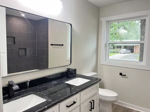Bath - 2913 Edgewood Dr, Pine Bluff, AR 71603 photo 1 of 5