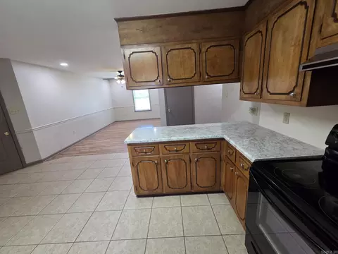 Kitchen - 10 Overlook Dr, Searcy, AR 72143 photo 5 of 6