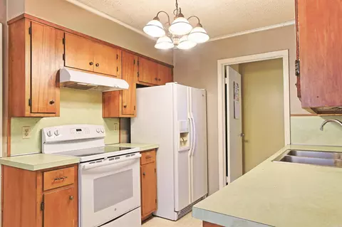 Kitchen - 5518 W 20th Ave, Pine Bluff, AR 71603 photo 3 of 3