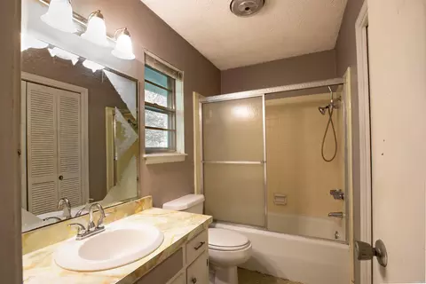 Bath - 5518 W 20th Ave, Pine Bluff, AR 71603 photo 3 of 3