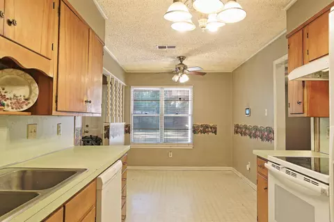 Kitchen - 5518 W 20th Ave, Pine Bluff, AR 71603 photo 2 of 3