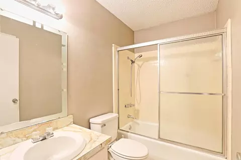 Bath - 5518 W 20th Ave, Pine Bluff, AR 71603 photo 2 of 3