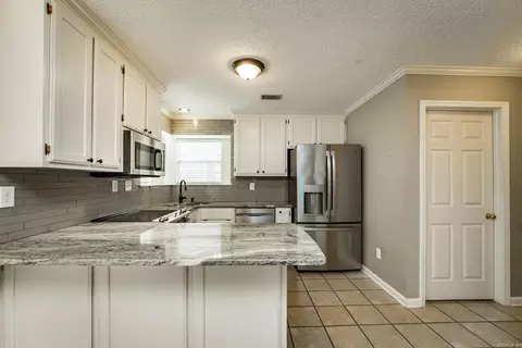 Kitchen - 216 Chantilly Cir, Maumelle, AR 72113 photo 4 of 4
