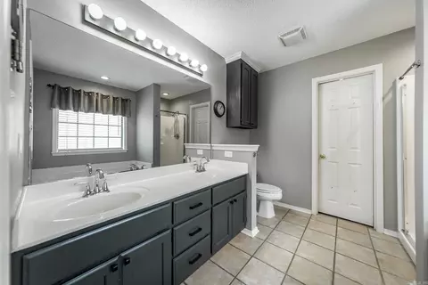 Bath - 216 Chantilly Cir, Maumelle, AR 72113 photo 1 of 5