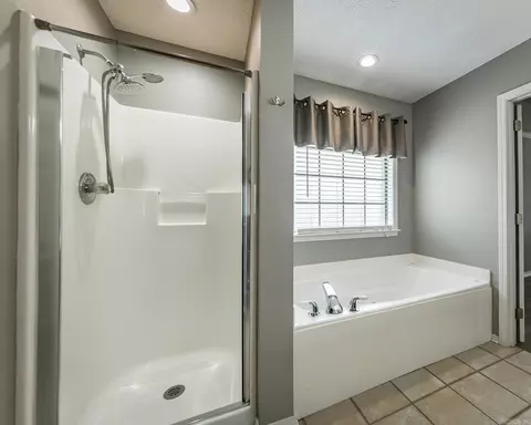 Bath - 216 Chantilly Cir, Maumelle, AR 72113 photo 2 of 5
