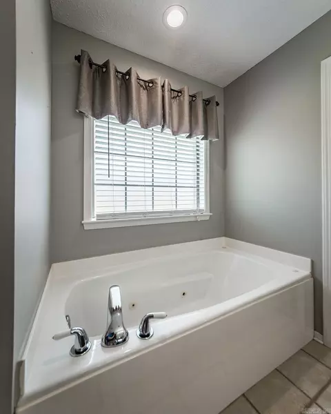Bath - 216 Chantilly Cir, Maumelle, AR 72113 photo 3 of 5