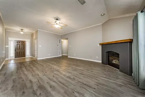 Living - 216 Chantilly Cir, Maumelle, AR 72113 photo 2 of 7