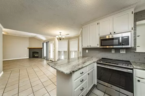 Kitchen - 216 Chantilly Cir, Maumelle, AR 72113 photo 2 of 4
