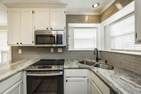 Kitchen - 216 Chantilly Cir, Maumelle, AR 72113 photo 3 of 4