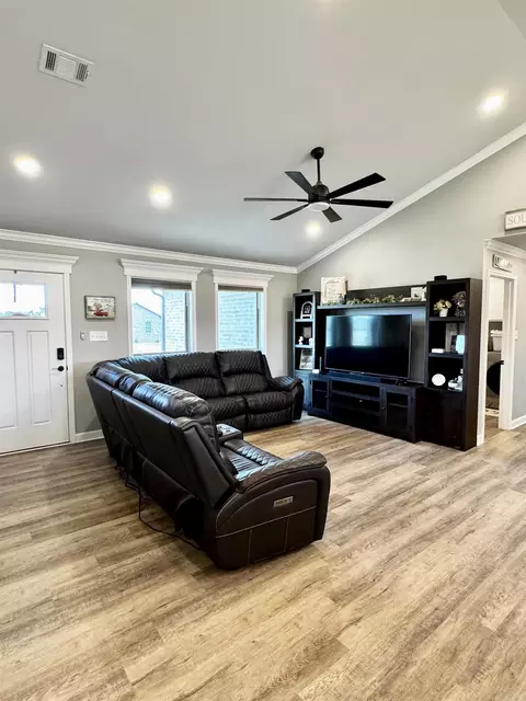 Living - 27 Remington Ln, Ward, AR 72176 photo 1 of 1