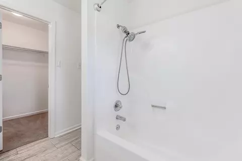 Bath - 18 Manchester Dr, Conway, AR 72034 photo 3 of 3