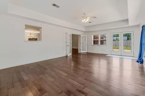 Living - 18 Manchester Dr, Conway, AR 72034 photo 6 of 7