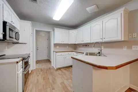 Kitchen - 1660 Doe Trl, Conway, AR 72034 photo 5 of 6