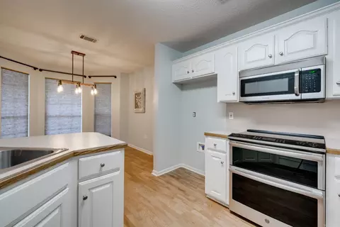 Kitchen - 1660 Doe Trl, Conway, AR 72034 photo 6 of 6
